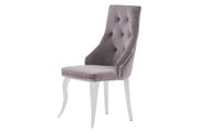 CHAISE CLOUTE TETE DE LION